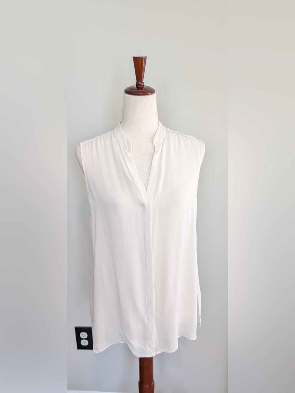 Alice + Olivia Air Women’s Silk Pleated Back Sleeveless Top in Ivory Size Large
